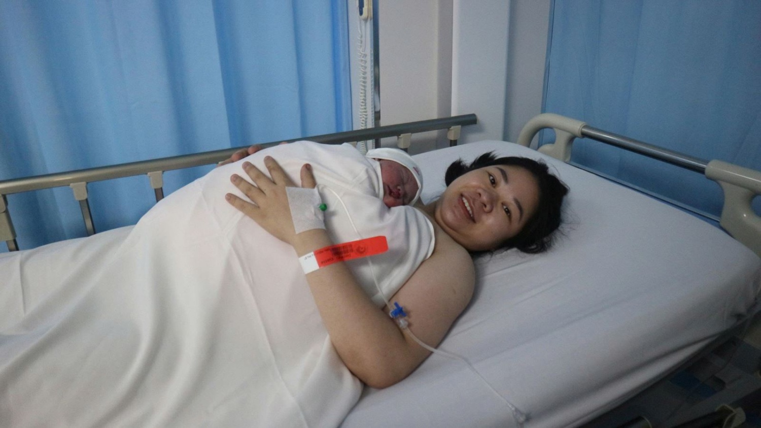 Em bé được đặt nằm trên ngực mẹ theo phương pháp da kề da ngay sau khi chào đời tại Bệnh viện Từ Dũ