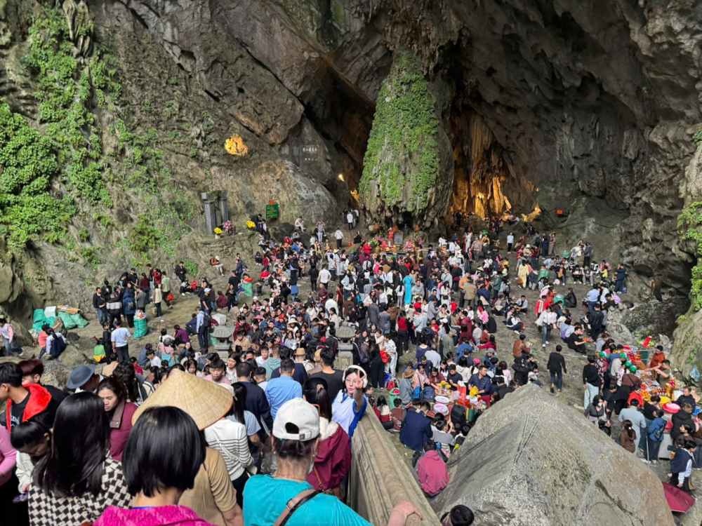 Chùa Hương đón lượng lớn du khách trong những ngày đầu Xuân Bính Ngọ