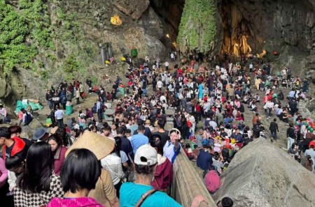 Chùa Hương đón lượng lớn du khách trong những ngày đầu Xuân Bính Ngọ