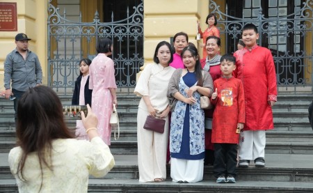 Người Hà Nội "diện" áo dài xuống phố du xuân