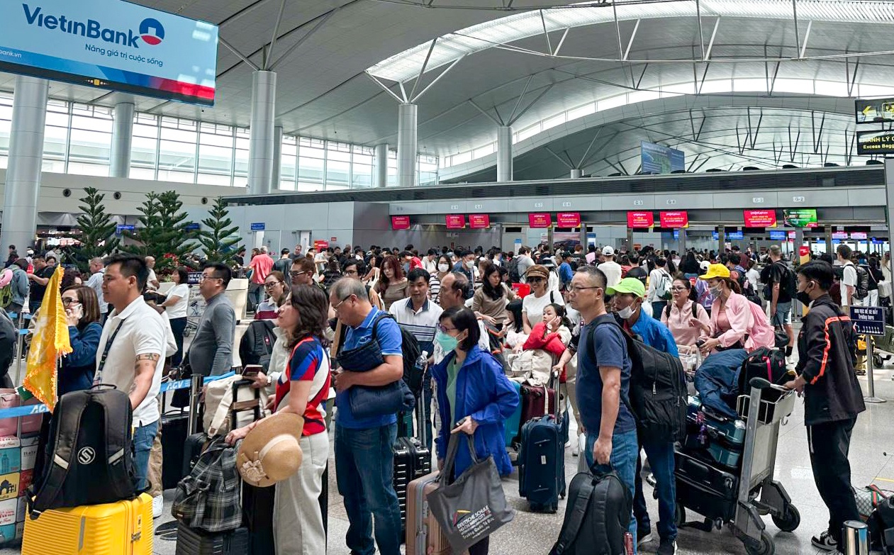 Sân bay Tân Sơn Nhất phục vụ hơn 151.000 lượt khách trong ngày mùng 3 Tết