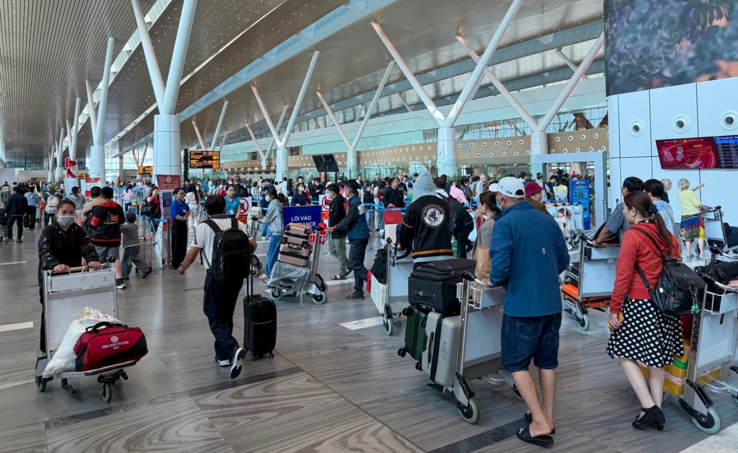 Sân bay Tân Sơn Nhất phục vụ hơn 151.000 lượt khách trong ngày mùng 3 Tết