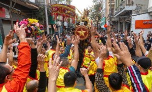 Hàng nghìn người chen chân xem rước pháo Đồng Kỵ