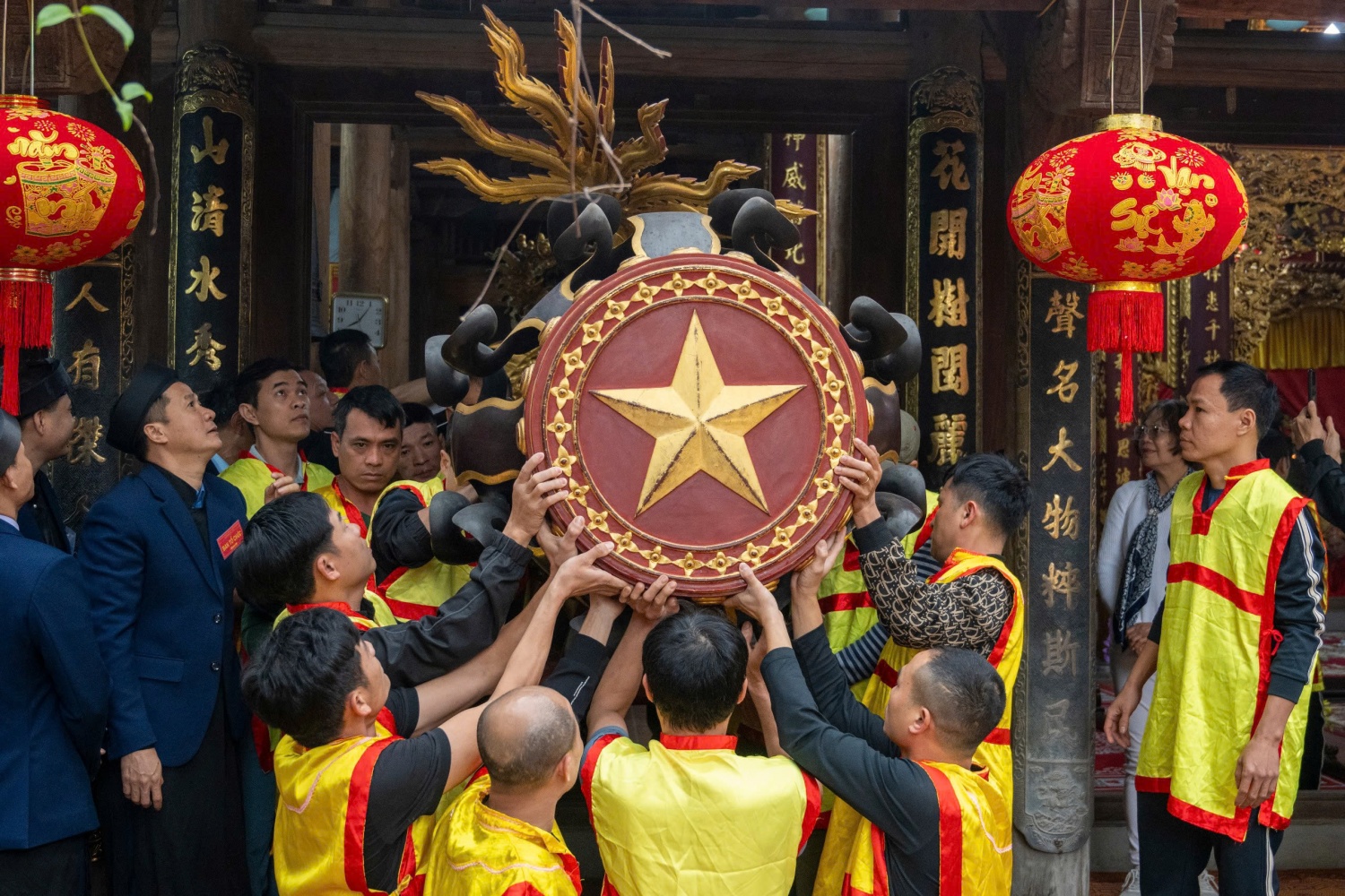 Hàng nghìn người chen chân xem rước pháo Đồng Kỵ