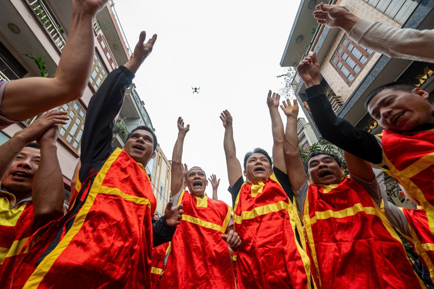 Hàng nghìn người chen chân xem rước pháo Đồng Kỵ