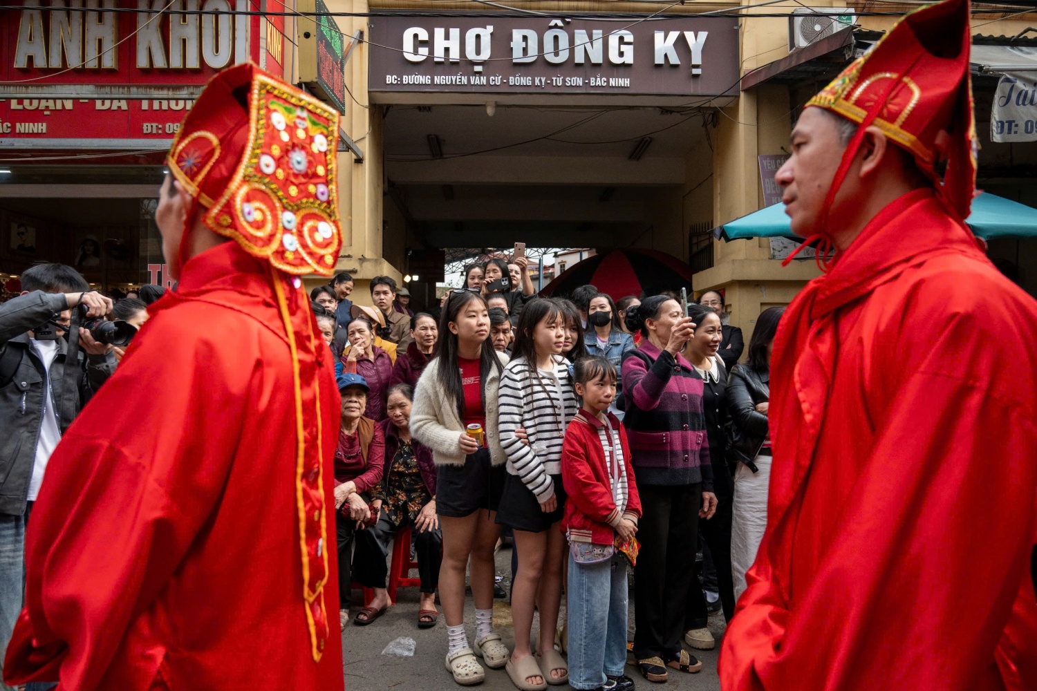 Hàng nghìn người chen chân xem rước pháo Đồng Kỵ