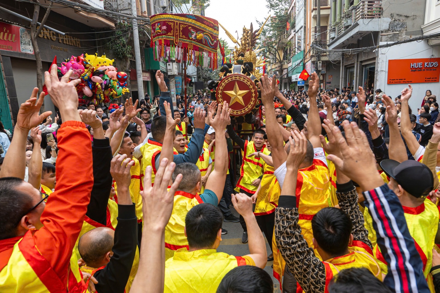 Hàng nghìn người chen chân xem rước pháo Đồng Kỵ