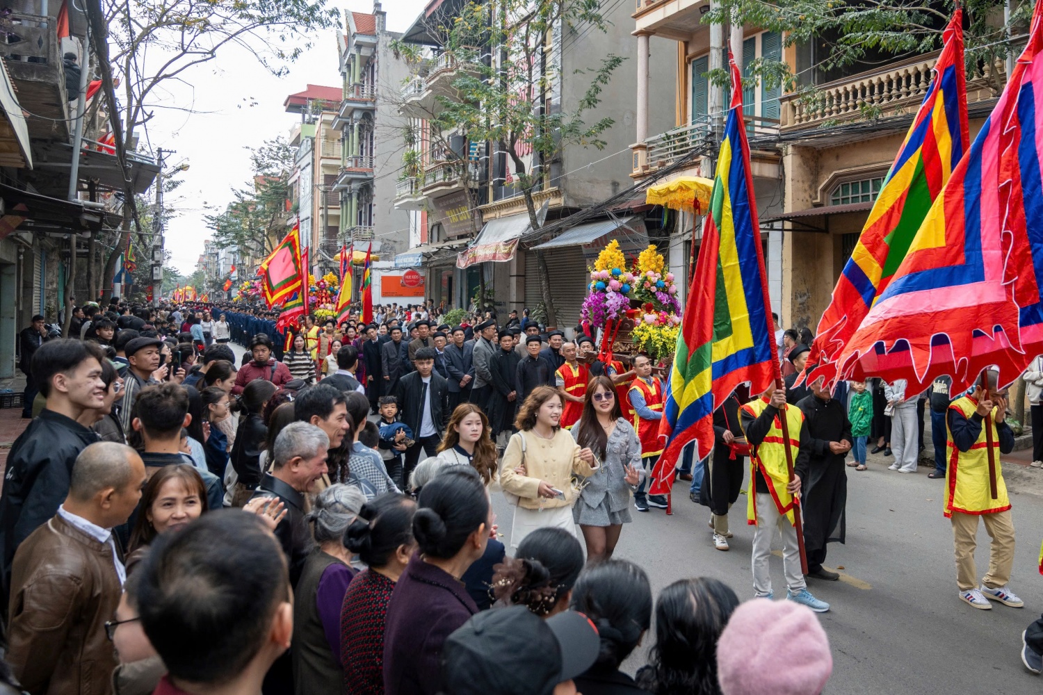 Hàng nghìn người chen chân xem rước pháo Đồng Kỵ