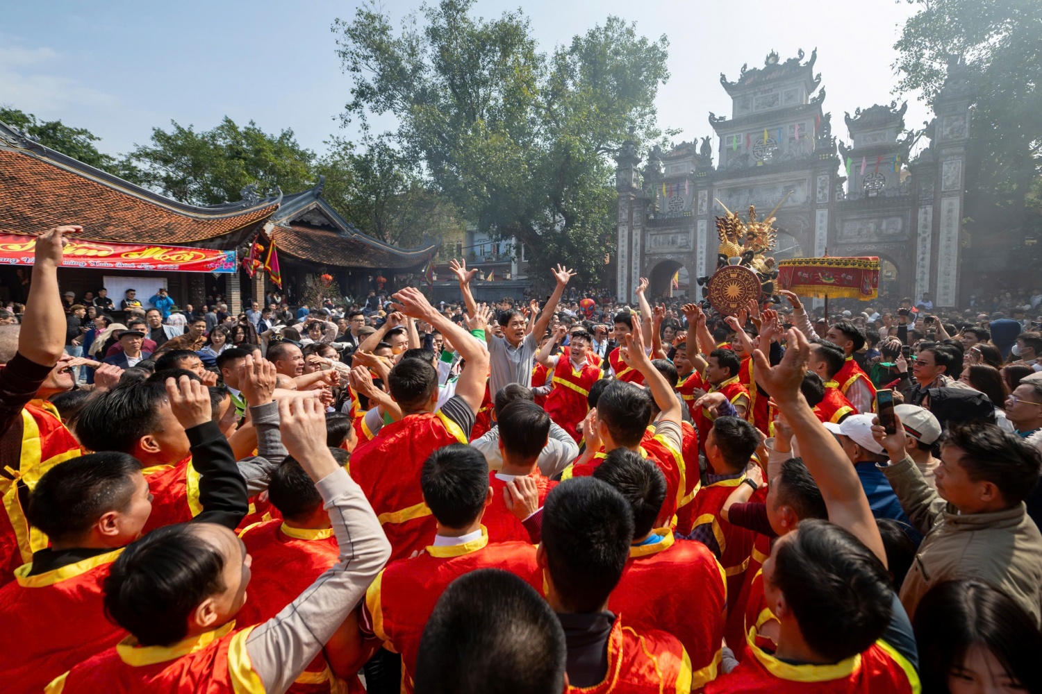 Hàng nghìn người chen chân xem rước pháo Đồng Kỵ