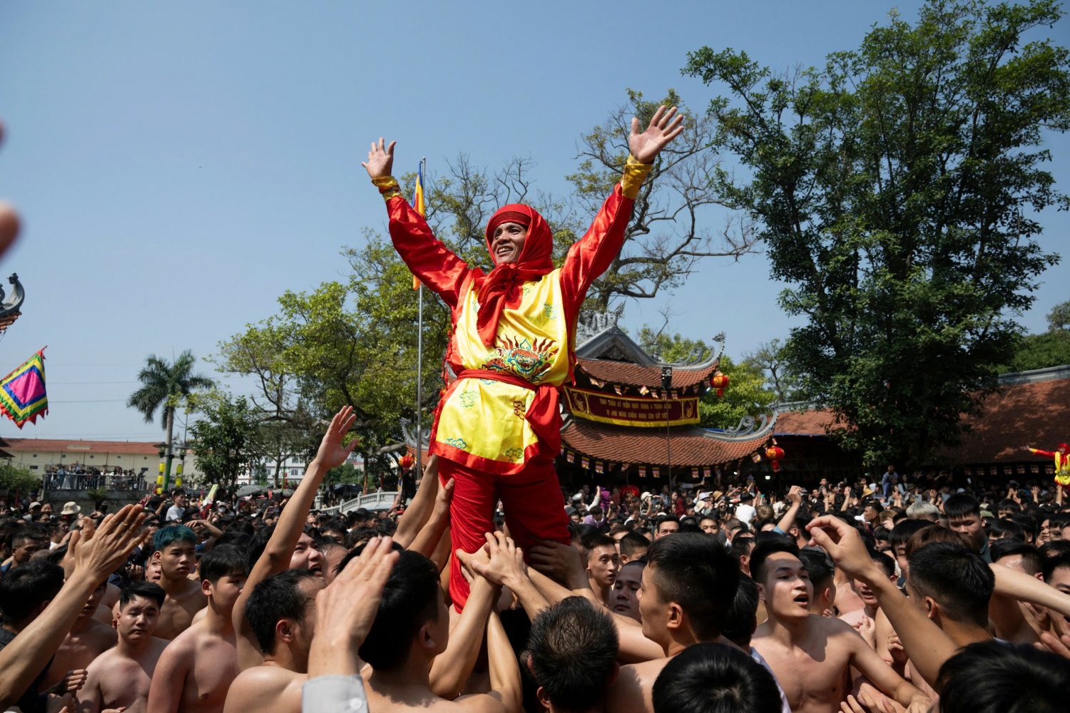 Hàng nghìn người chen chân xem rước pháo Đồng Kỵ