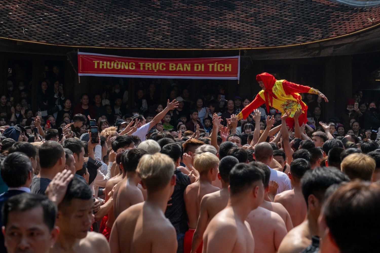 Hàng nghìn người chen chân xem rước pháo Đồng Kỵ