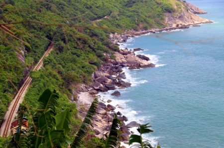 Đèo Cả - Nơi "biển ngọc ôm núi" và đoàn tàu đi giữa trời xanh