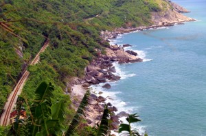 Đèo Cả - Nơi "biển ngọc ôm núi" và đoàn tàu đi giữa trời xanh