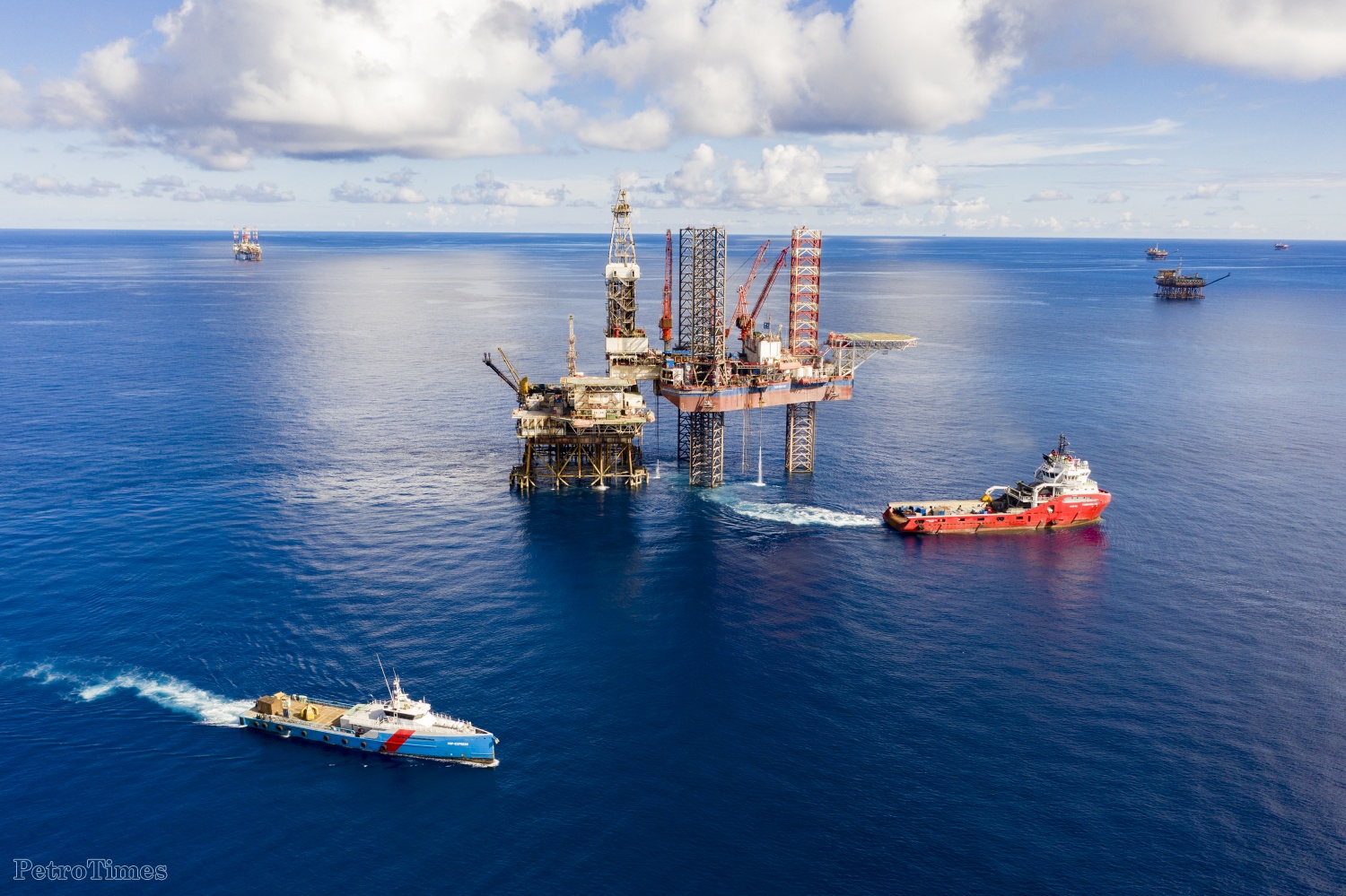 Petrovietnam - “Lực đẩy” phát triển của khu vực Bà Rịa - Vũng Tàu, TP Hồ Chí Minh Petrovietnam - “Lực đẩy” phát triển của khu vực Bà Rịa - Vũng Tàu, TP Hồ Chí Minh