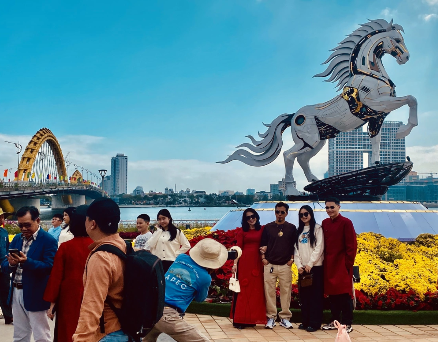 Đường hoa xuân 2026 là một điểm nhấn thu hút đông đảo du khách tới checkin. Đường hoa xuân 2026 là một điểm nhấn thu hút đông đảo du khách tới checkin.