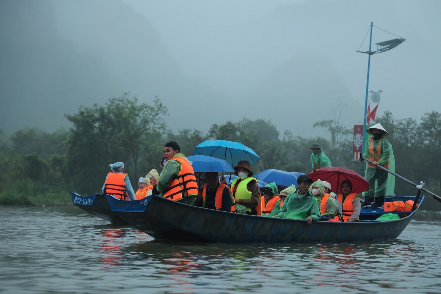 Dòng người nườm nượp về Chùa Hương dự khai hội đầu xuân Dòng người nườm nượp về Chùa Hương dự khai hội đầu xuân
