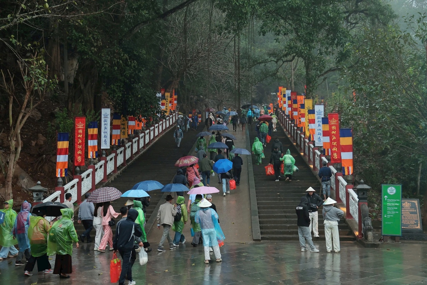 Người dân, du khách đội mưa dự hội Người dân, du khách đội mưa dự hội