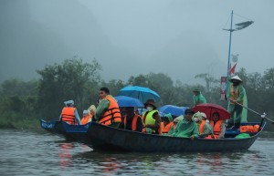 Dòng người nườm nượp về Chùa Hương dự khai hội đầu xuân
