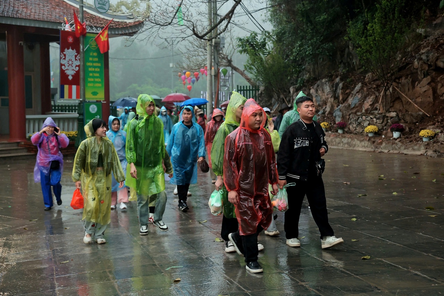 Người dân, du khách đội mưa dự hội Người dân, du khách đội mưa dự hội