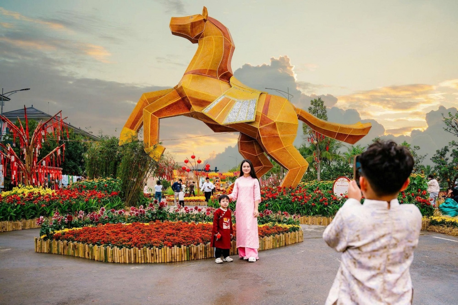 Du khách chụp hình tại không gian Home Hanoi Xuan 2026 khu đô thị Mailand Hanoi City. Du khách chụp hình tại không gian Home Hanoi Xuan 2026 khu đô thị Mailand Hanoi City.