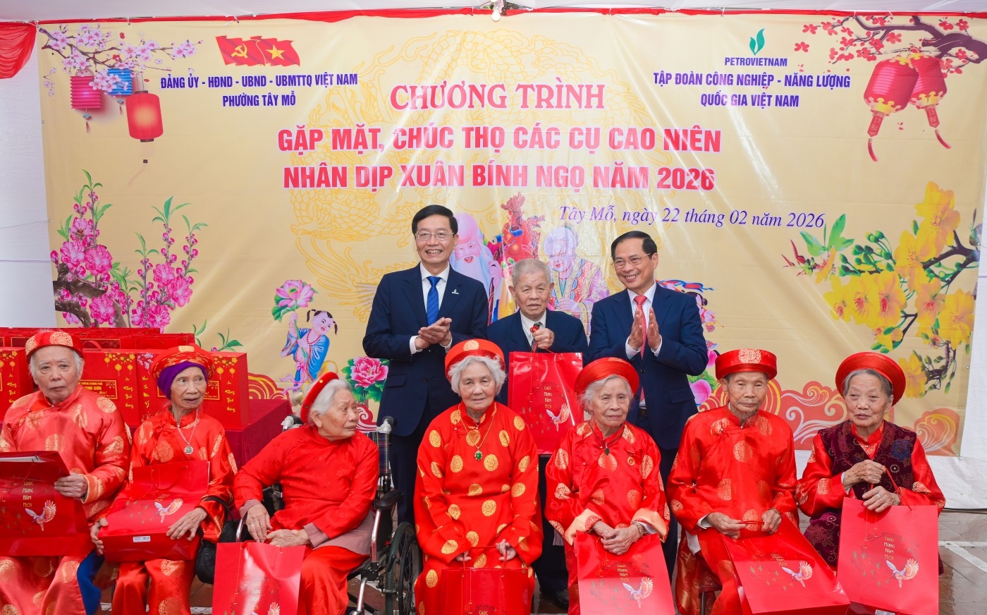 Phó Thủ tướng Bùi Thanh Sơn chúc Tết các cụ cao niên phường Tây Mỗ (Hà Nội)