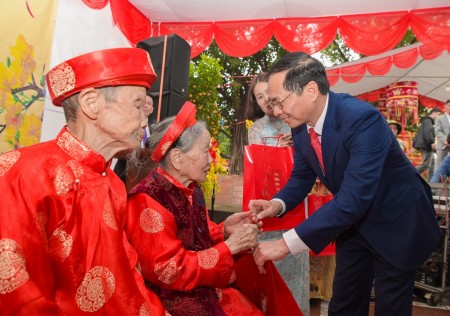 [Chùm ảnh] Phó Thủ tướng Bùi Thanh Sơn chúc Tết các cụ cao niên phường Tây Mỗ (Hà Nội)