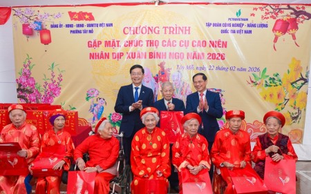 Phó Thủ tướng Bùi Thanh Sơn chúc Tết các cụ cao niên phường Tây Mỗ (Hà Nội)