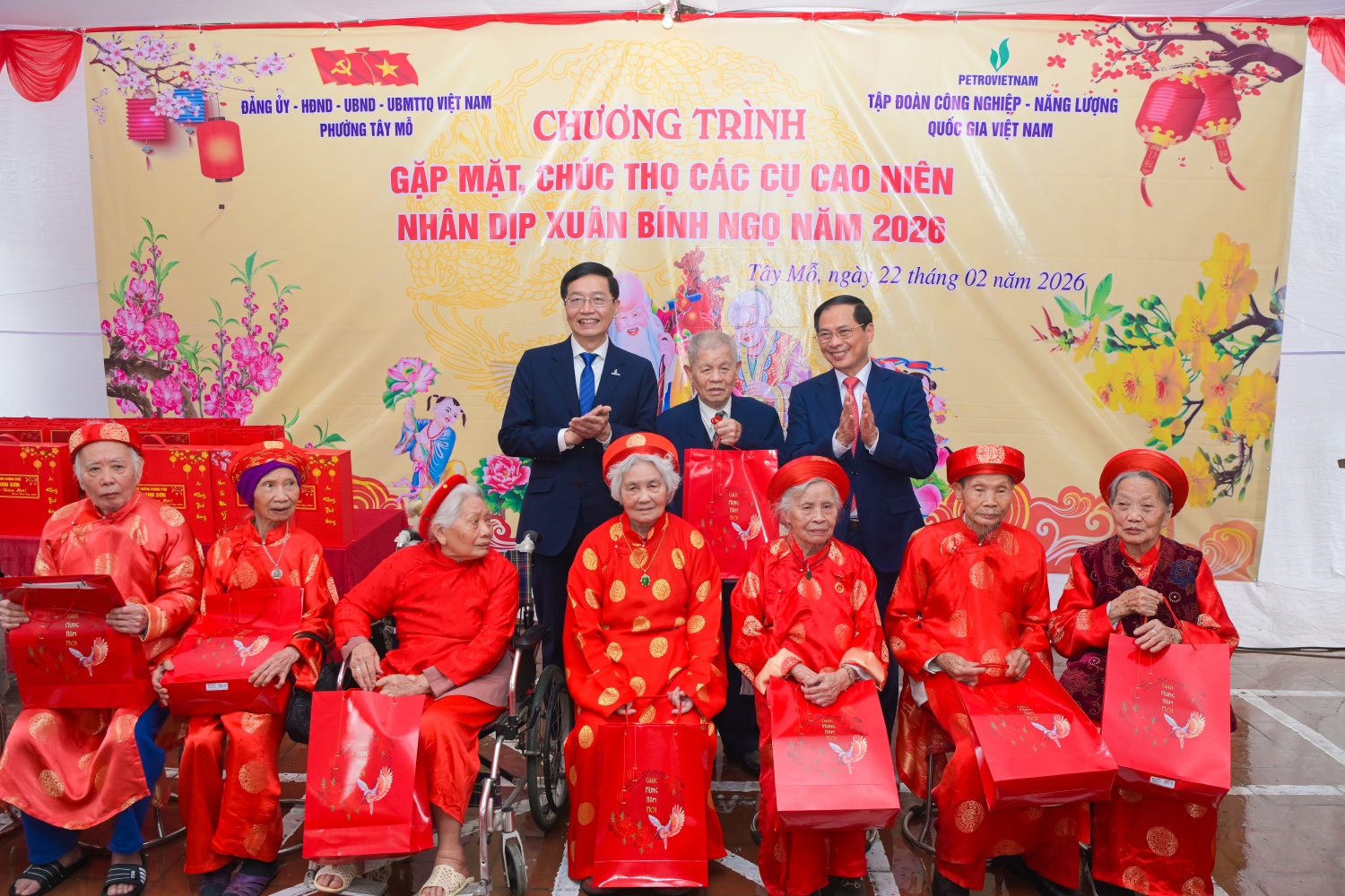 Đồng chí Bùi Thanh Sơn và đồng chí Trần Quang Dũng tặng quà Tết cho các cụ cao niên