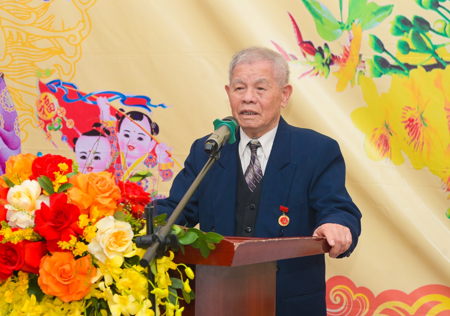 Cụ Nguyễn Phú Bằng (92 tuổi), tổ dân phố Dộc, đại diện các cụ cao niên, bày tỏ niềm xúc động và trân trọng cảm ơn sự quan tâm của Đảng, Nhà nước, lãnh đạo địa phương và Tập đoàn Công nghiệp – Năng lượng Quốc gia Việt Nam đã dành cho người cao tuổi trong dịp đầu xuân năm mới. 