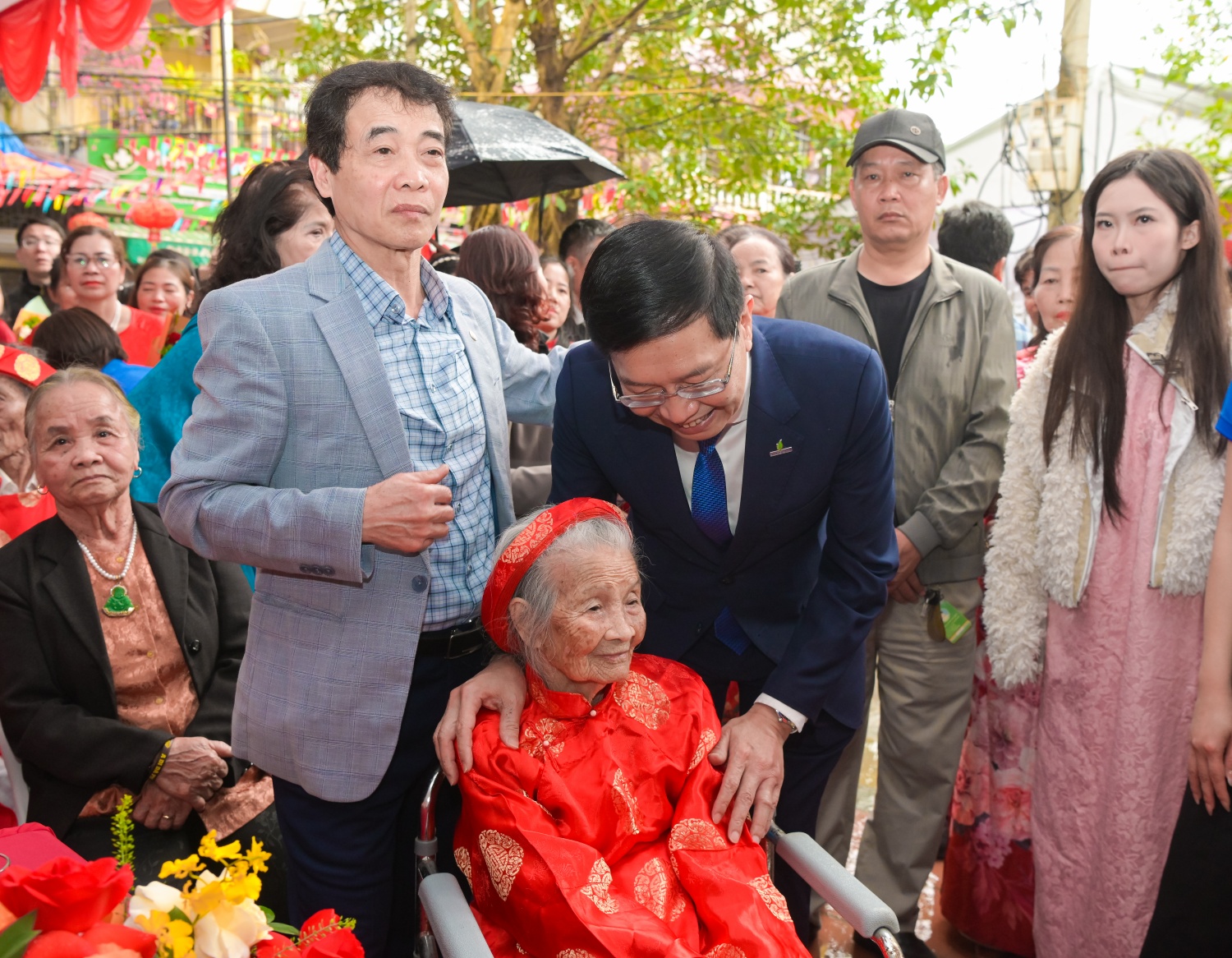[Chùm ảnh] Phó Thủ tướng Bùi Thanh Sơn chúc Tết các cụ cao niên phường Tây Mỗ (Hà Nội)