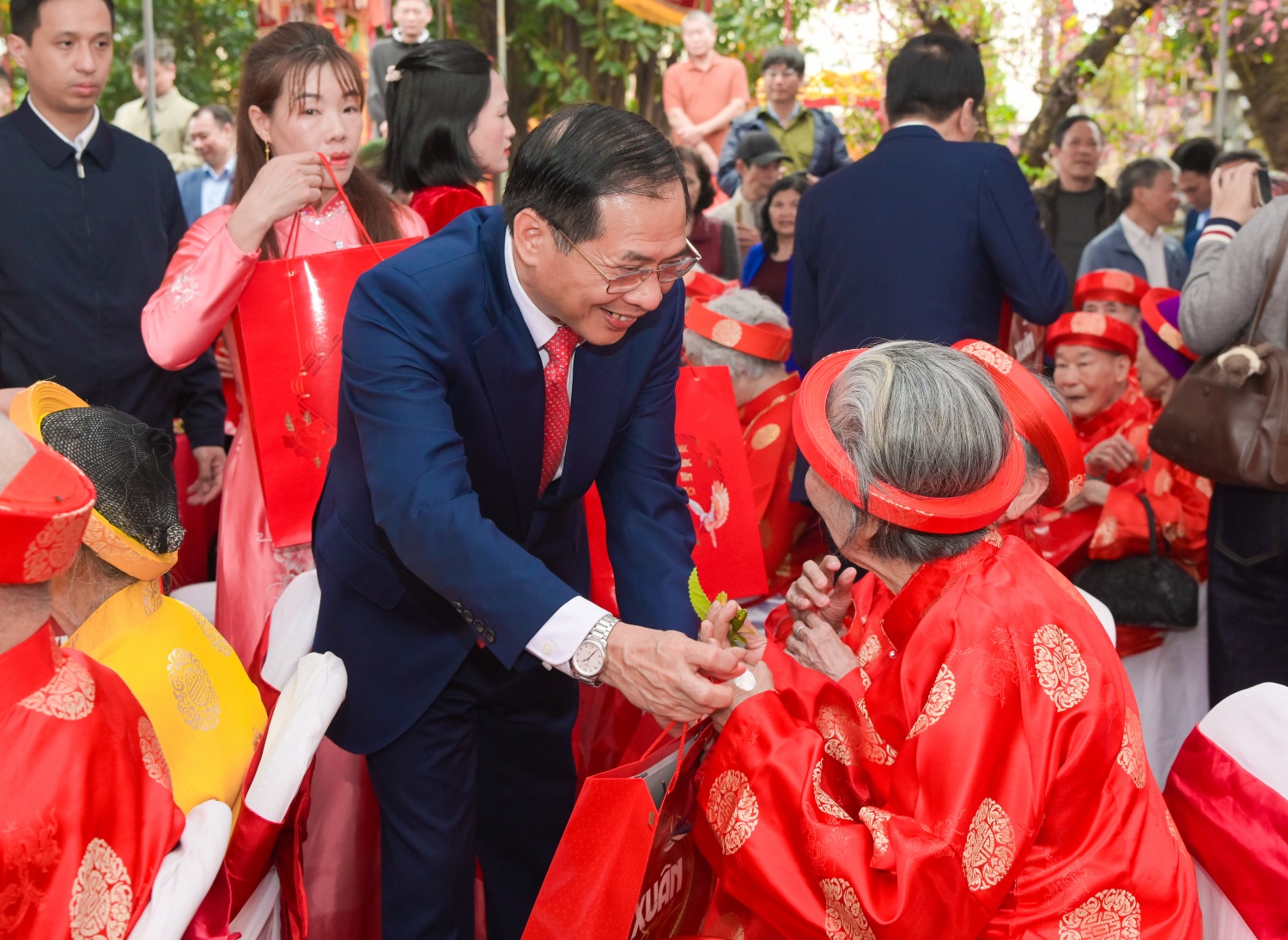 Đồng chí Bùi Thanh Sơn tặng quà Tết cho các cụ cao niên