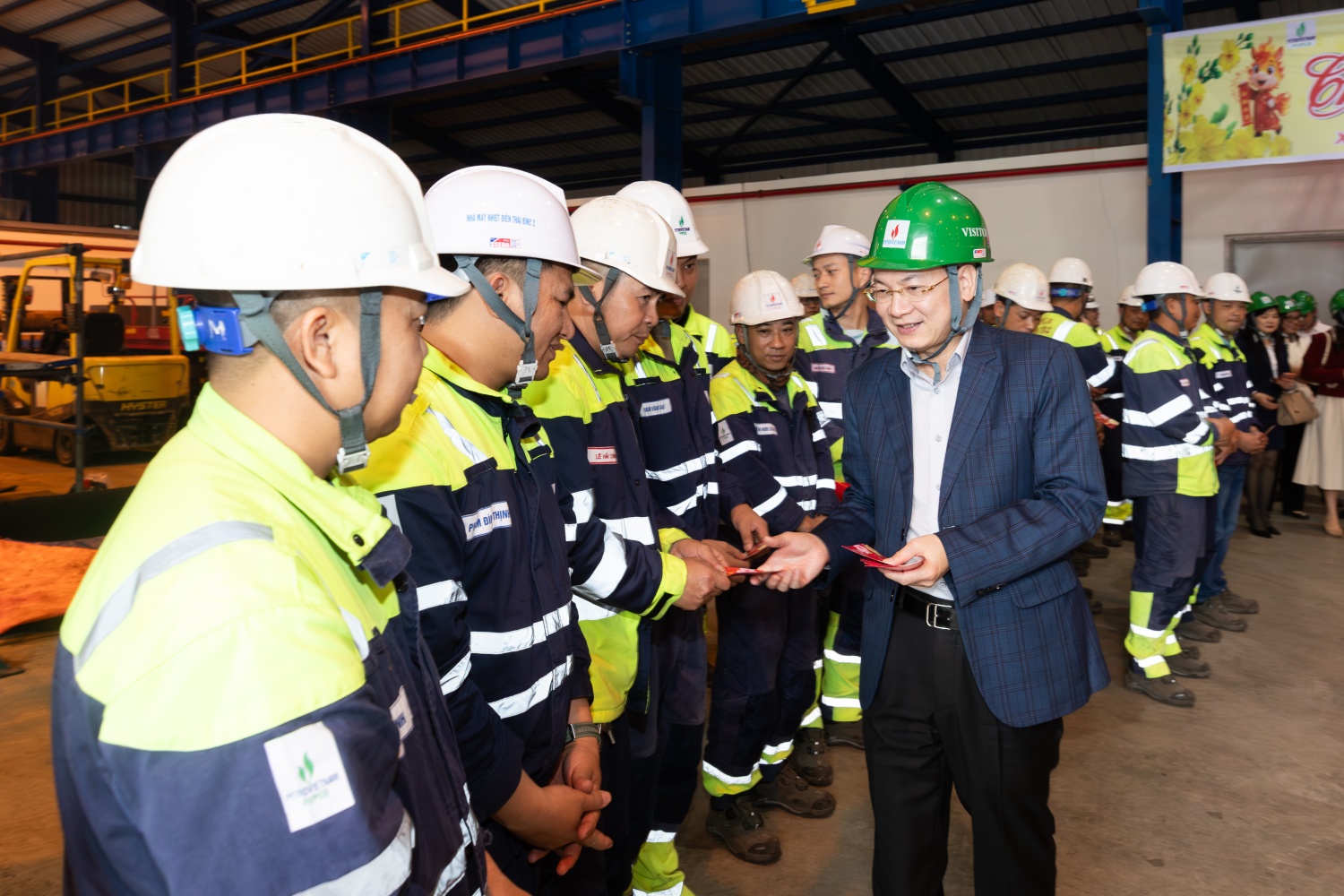 Lãnh đạo Petrovietnam chúc Tết, động viên người lao động Nhà máy Nhiệt điện Thái Bình 2 Lãnh đạo Petrovietnam chúc Tết, động viên người lao động Nhà máy Nhiệt điện Thái Bình 2