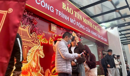 Chen chân tìm “Thần Tài” tại cửa hàng vàng