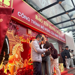 Chen chân tìm “Thần Tài” tại cửa hàng vàng