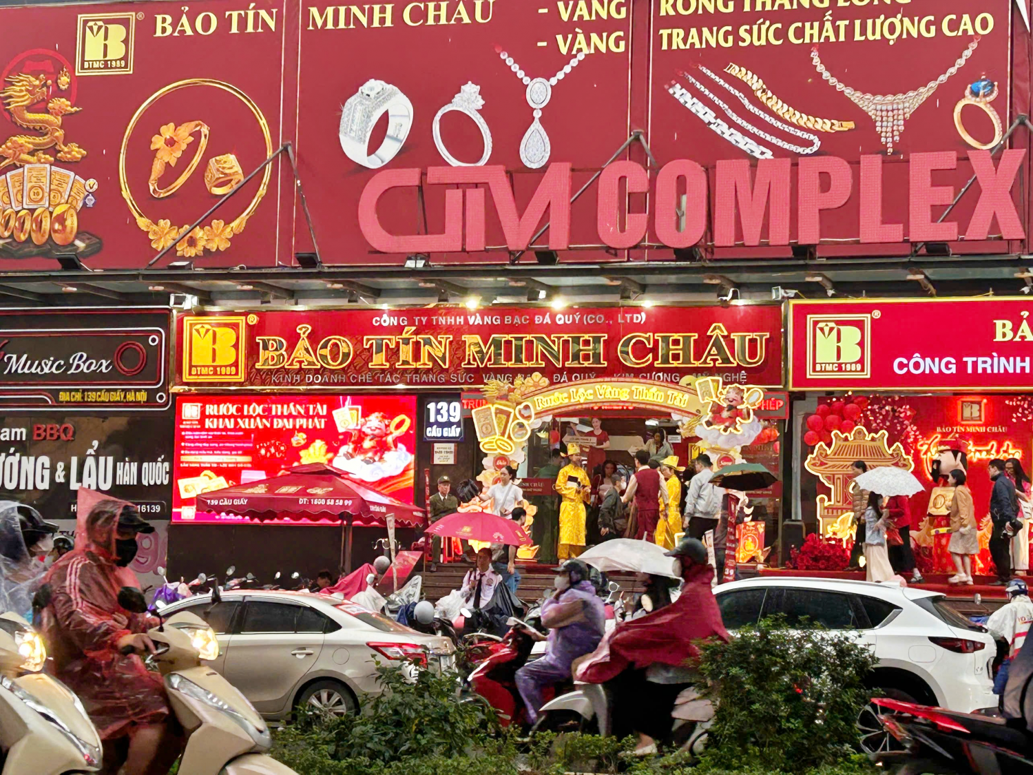 Chen chân tìm “Thần Tài” tại cửa hàng vàng