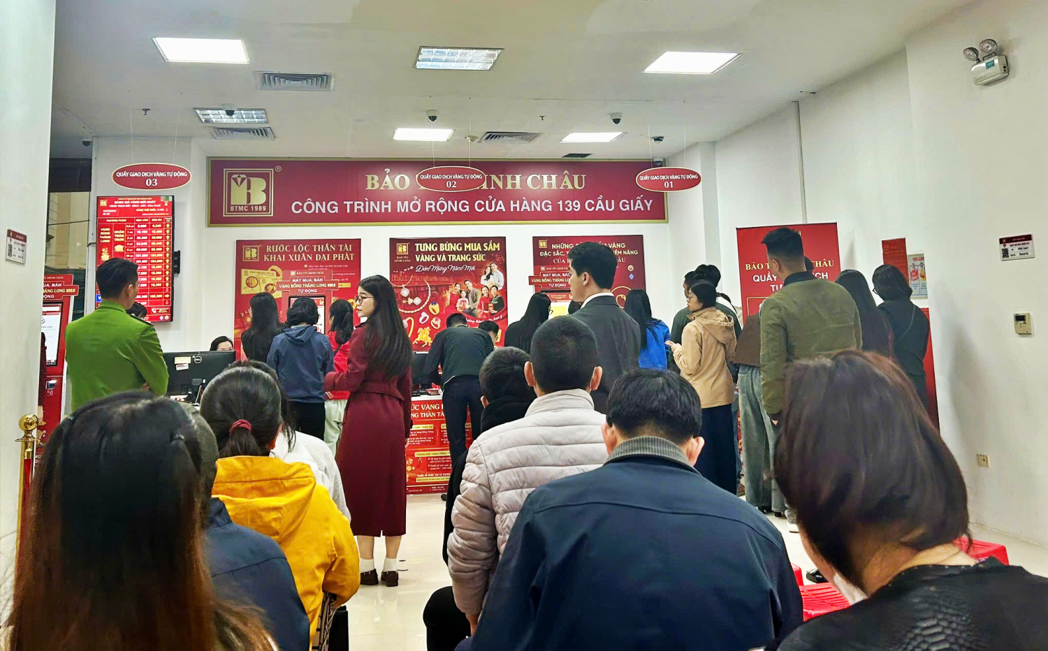 Chen chân tìm “Thần Tài” tại cửa hàng vàng