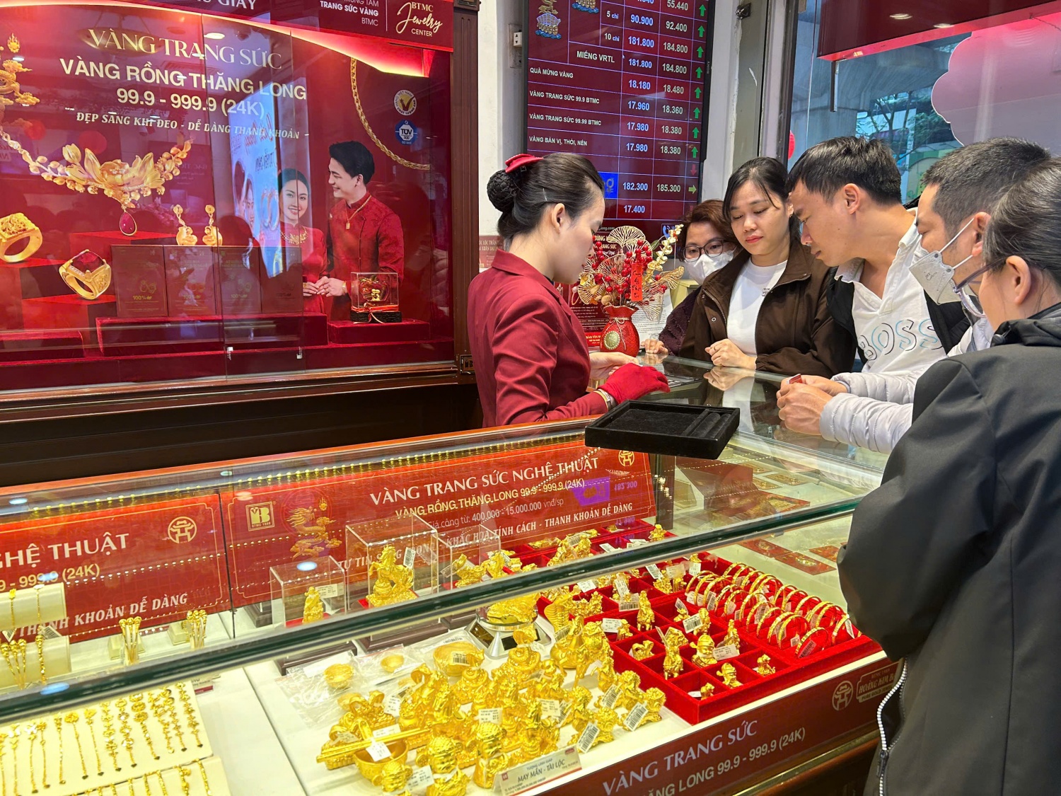 Chen chân tìm “Thần Tài” tại cửa hàng vàng