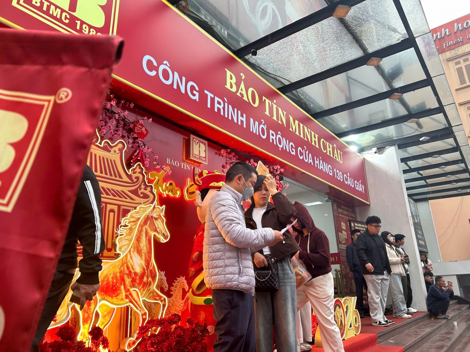 Chen chân tìm “Thần Tài” tại cửa hàng vàng