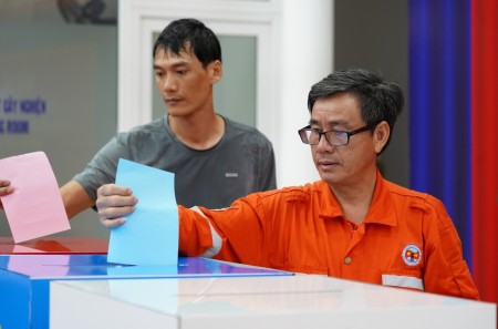 Người lao động Petrovietnam hân hoan bỏ phiếu sớm trước giờ ra giàn