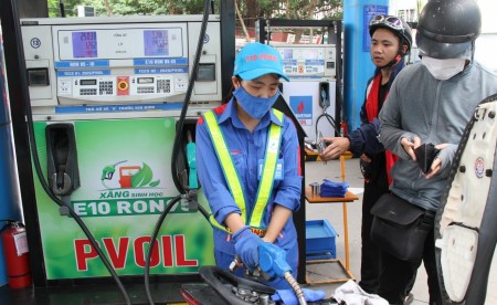 Giá xăng tăng mạnh, RON 95 vượt 20.000 đồng/lít