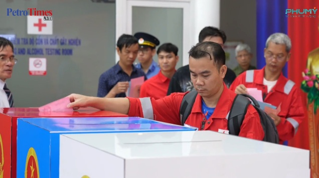 [VIDEO] Người lao động Petrovietnam hân hoan bỏ phiếu sớm trước giờ ra giàn
