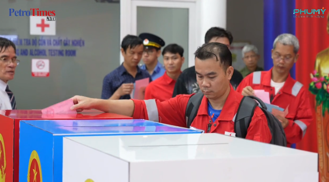 [VIDEO] Người lao động Petrovietnam hân hoan bỏ phiếu sớm trước giờ ra giàn