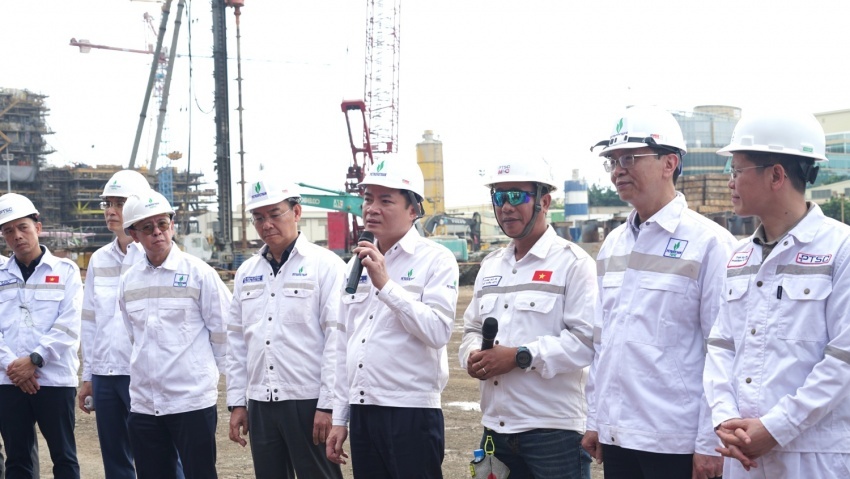 Đồng chí Lê Ngọc Sơn - Bí thư Đảng ủy, Chủ tịch HĐTV Petrovietnam thăm, làm việc và động viên người lao động trên công trường Dự án Lô B Đồng chí Lê Ngọc Sơn - Bí thư Đảng ủy, Chủ tịch HĐTV Petrovietnam thăm, làm việc và động viên người lao động trên công trường Dự án Lô B