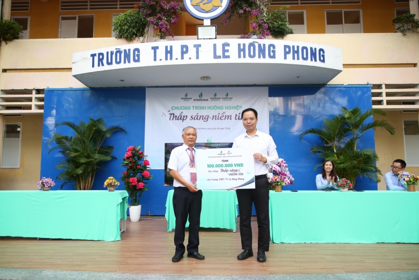 Petrovietnam đồng hành cùng học sinh Trường THPT Lê Hồng Phong chinh phục ước mơ ngành năng lượng