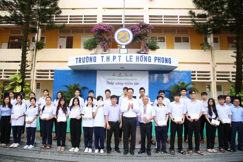 Petrovietnam đồng hành cùng học sinh Trường THPT Lê Hồng Phong chinh phục ước mơ ngành năng lượng