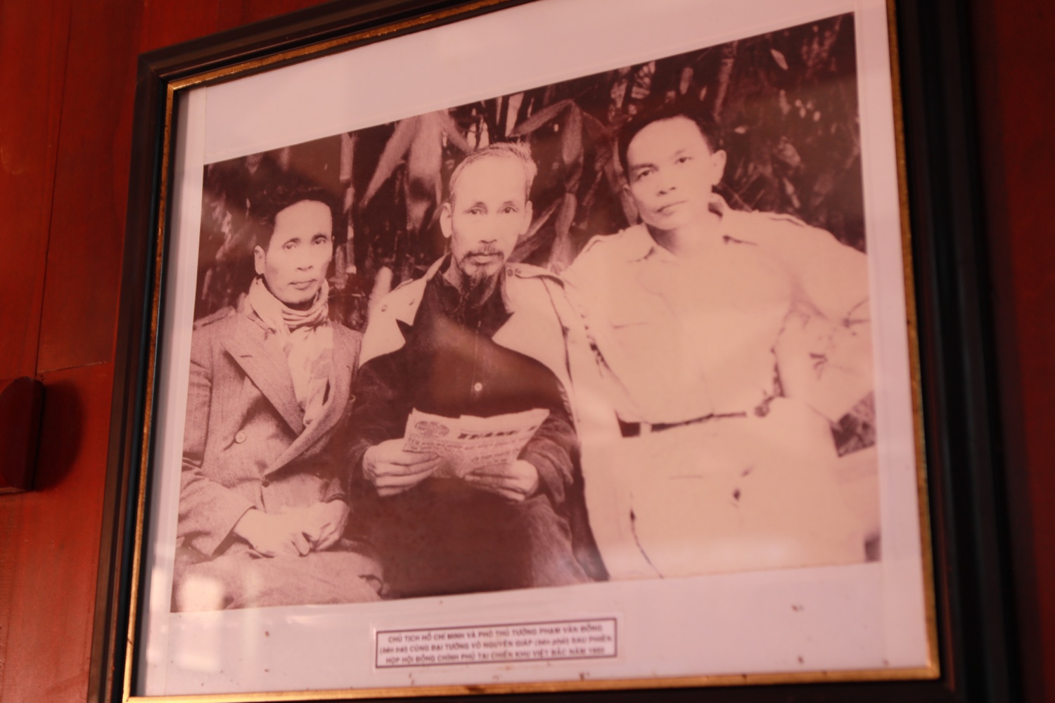 Chủ tịch Hồ Chí Minh cùng Phó Thủ tướng Phạm Văn Đồng và Đại tướng Võ Nguyên Giáp tại chiến khu Việt Bắc. Ảnh: Khu lưu niệm Thủ tướng Phạm Văn Đồng. Chủ tịch Hồ Chí Minh cùng Phó Thủ tướng Phạm Văn Đồng và Đại tướng Võ Nguyên Giáp tại chiến khu Việt Bắc. Ảnh: Khu lưu niệm Thủ tướng Phạm Văn Đồng.