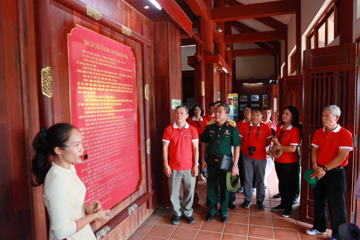 Các thế hệ làm việc trong ngành Dầu khí thăm và tưởng nhớ vị cố Thủ tướng tại Khu lưu niệm Thủ tướng Phạm Văn Đồng. Các thế hệ làm việc trong ngành Dầu khí thăm và tưởng nhớ vị cố Thủ tướng tại Khu lưu niệm Thủ tướng Phạm Văn Đồng.