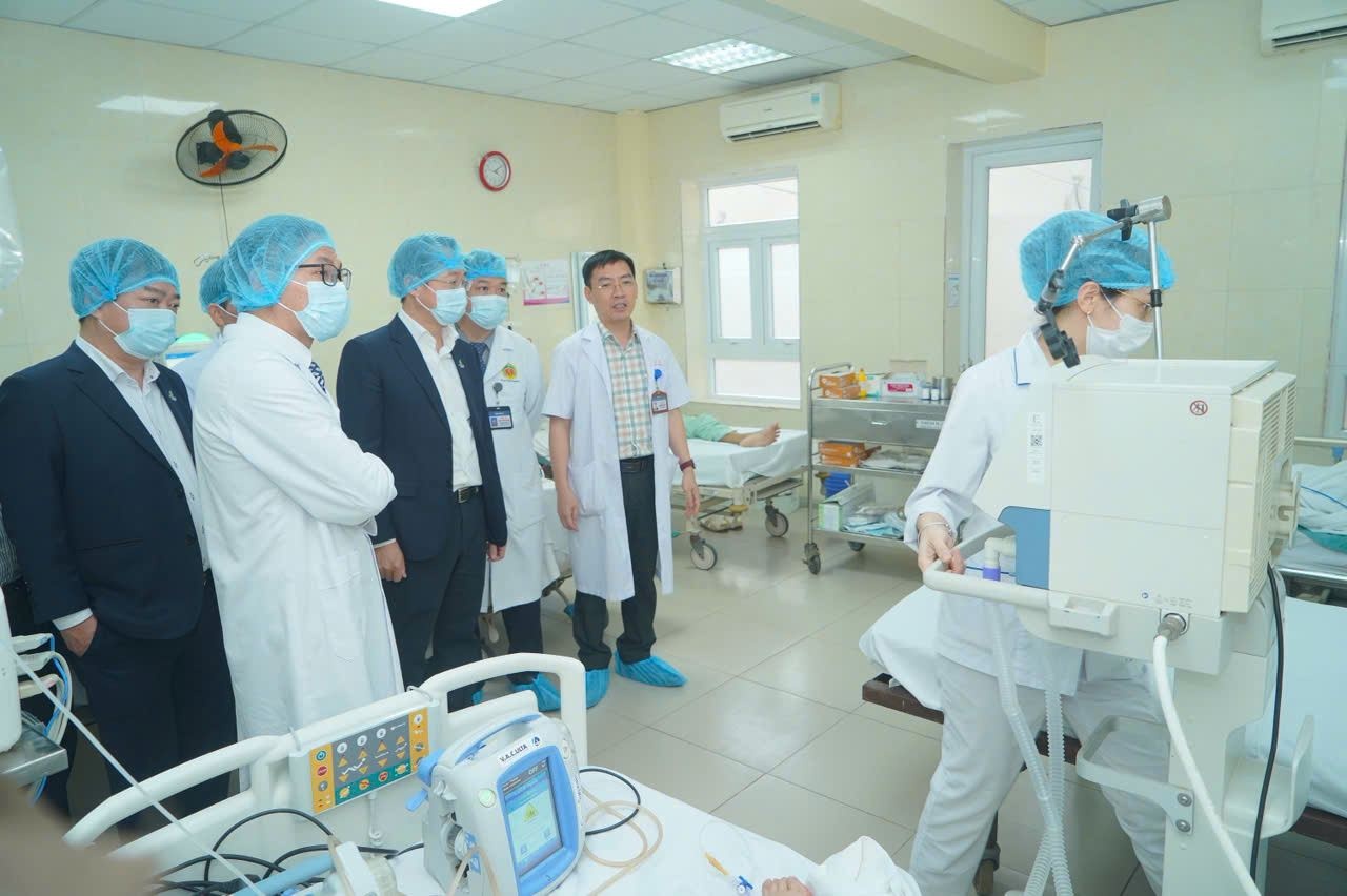 Lãnh đạo PVEP thăm thăm các phòng bệnh và kiểm tra hoạt động của hệ thống chạy thận nhân tạo