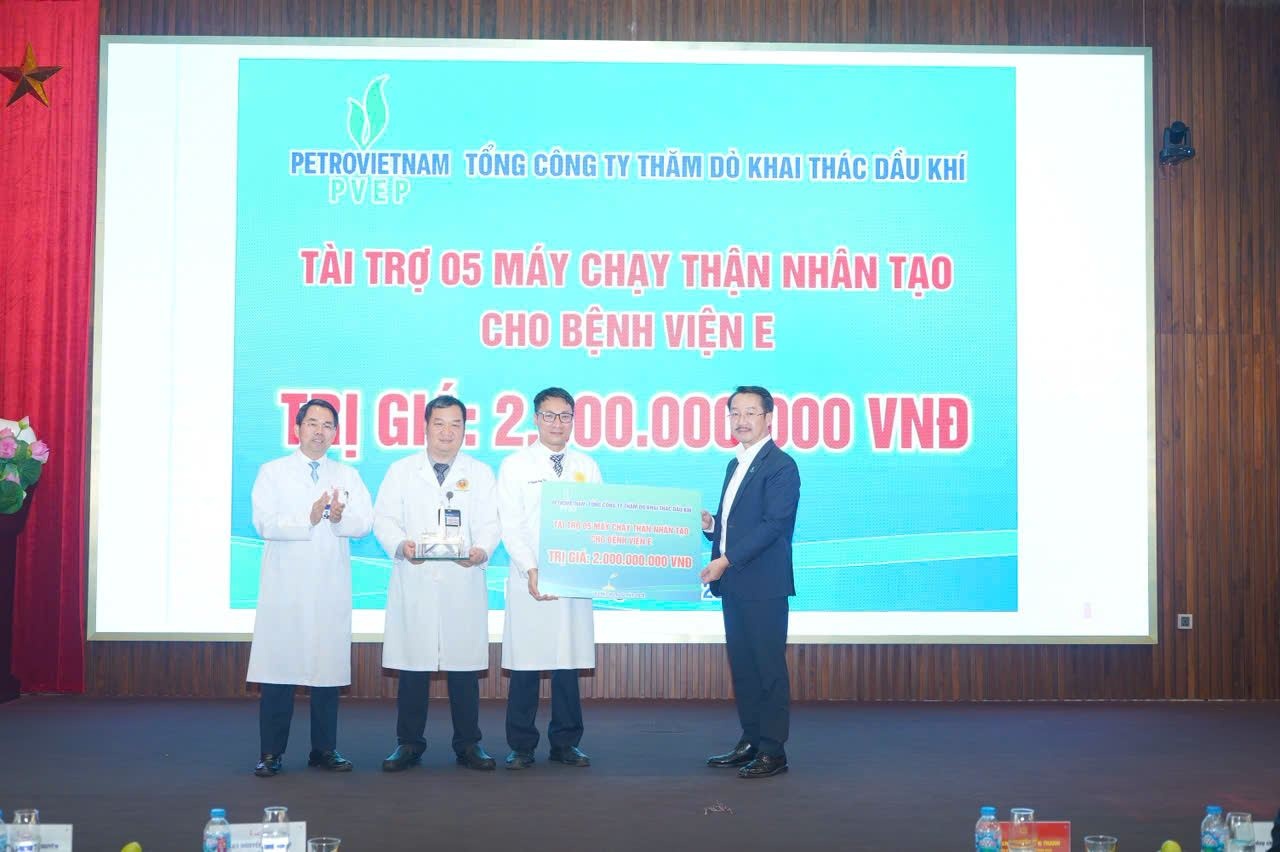 Tổng giám đốc PVEP Nguyễn Thiện Bảo trao tài trợ tại chương trình