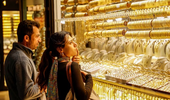 Giá vàng hôm nay 1/3: Địa chính trị “nóng” trở lại, vàng tăng "phi mã" trên cả hai thị trường